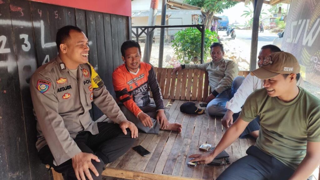 Polsek Cibaliung Tingkatkan Kedekatan dengan Masyarakat melalui Door to Door System 9 WhatsApp Image 2023 11 15 at 10.50.36