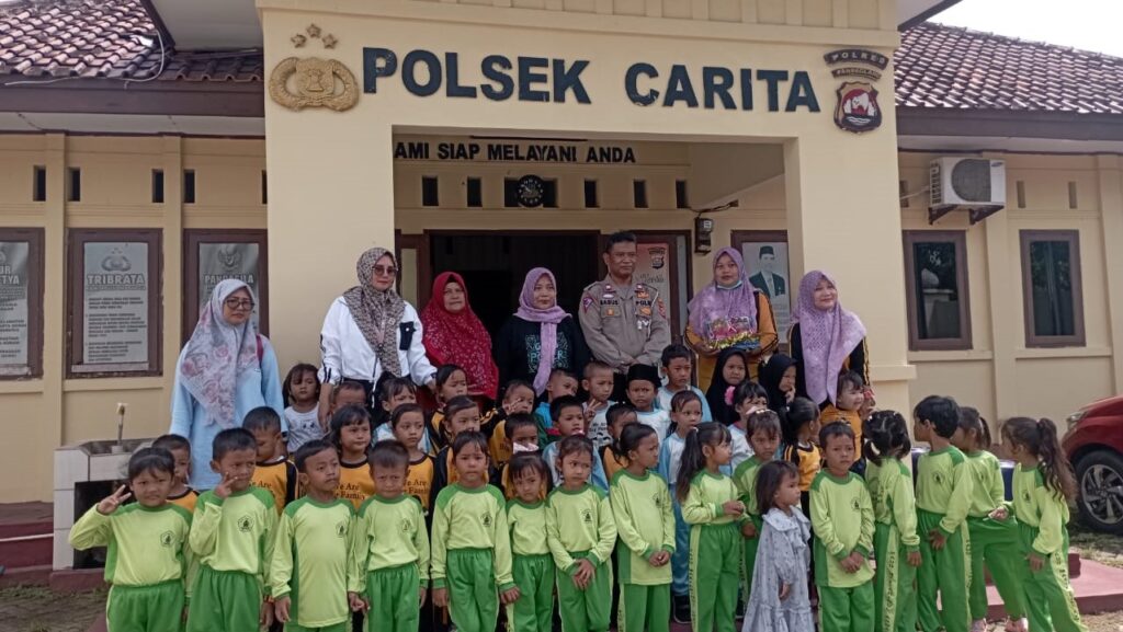 Polisi Sahabat Anak: Kanit Lantas Polsek Carita Ajarkan Aturan Berlalu Lintas kepada Murid TK 10 WhatsApp Image 2023 11 15 at 12.17.29