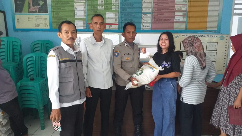 Polsek Carita Amankan Penyaluran Bantuan Sosial untuk Masyarakat 8 WhatsApp Image 2023 11 15 at 12.20.42