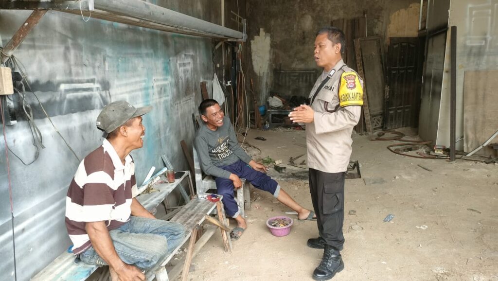 Bhabinkamtibmas Polsek Pandeglang Jalin Kedekatan dengan Warga Binaan di Kp. Maja Tengah 7 WhatsApp Image 2023 11 15 at 19.39.51