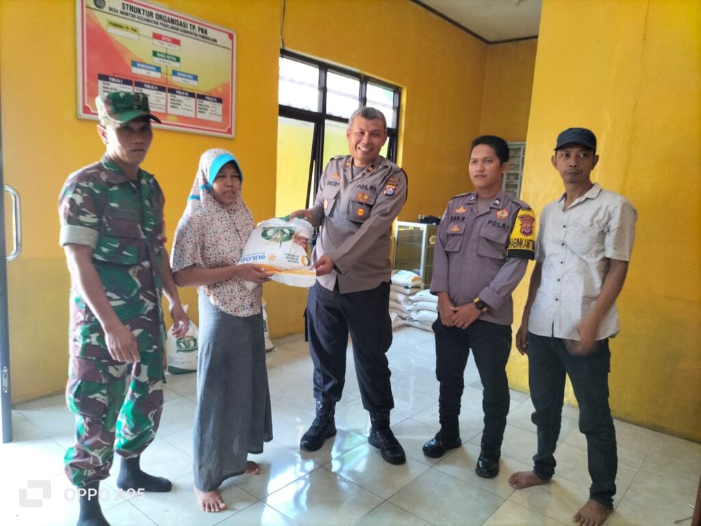 Kapolsek Pagelaran Pantau Penyaluran Bantuan Pangan Beras Tahap VI 1 WhatsApp Image 2023 11 16 at 12.55.51