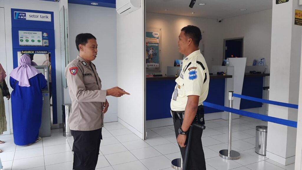 Bhabinkamtibmas Polsek Pandeglang Berikan Himbauan kepada Petugas Keamanan Bank BCA 2 WhatsApp Image 2023 11 16 at 18.32.08