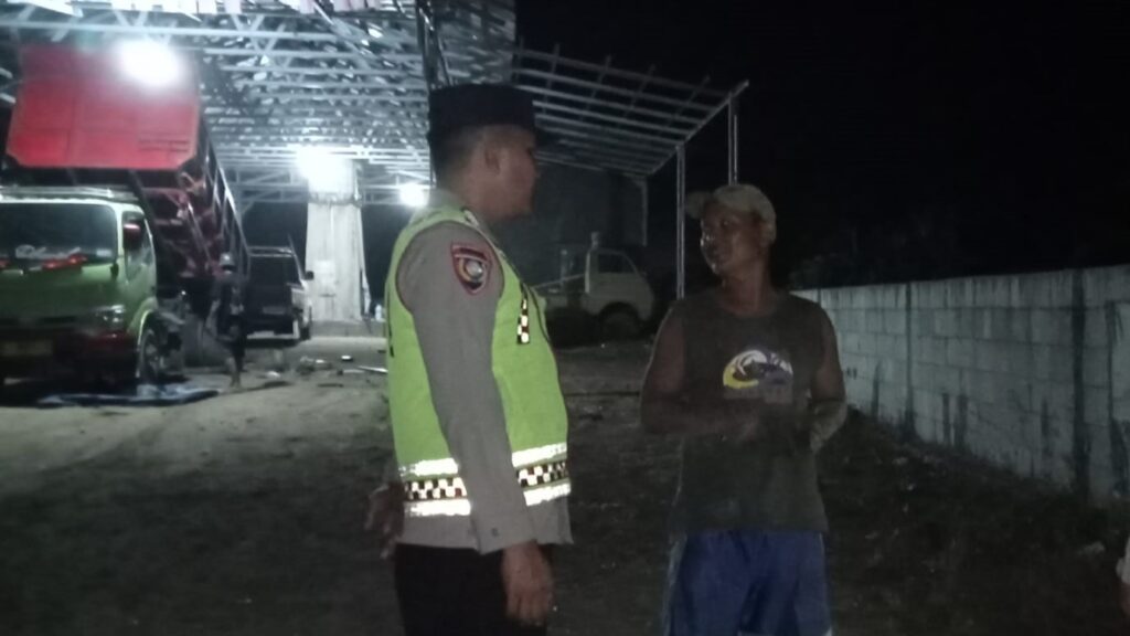 Polsek Cikedal Beraksi Malam Hari dengan Patroli untuk Menangkal Potensi Kejahatan 4 WhatsApp Image 2023 11 17 at 05.58.39