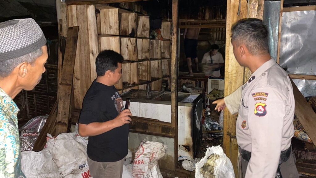 Polsek Munjul Evakuasi Kebakaran yang Hanguskan Kios Plastik di Pasar Lama Munjul 4 WhatsApp Image 2023 11 21 at 22.07.41