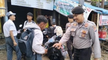 Patroli Rutin Tim Sat Samapta Polres Pandeglang Himbau Anak Sekolah Pulang Tepat Waktu 2 WhatsApp Image 2023 11 28 at 16.23.42