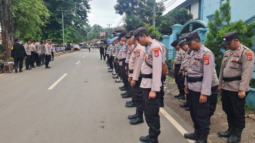 Polres Pandeglang Gelar Pengamanan Berlapis dalam Kunjungan Menkopolhukam ke Pondok Pesantren Malnu Pusat Menes 10 WhatsApp Image 2023 12 01 at 07.41.01