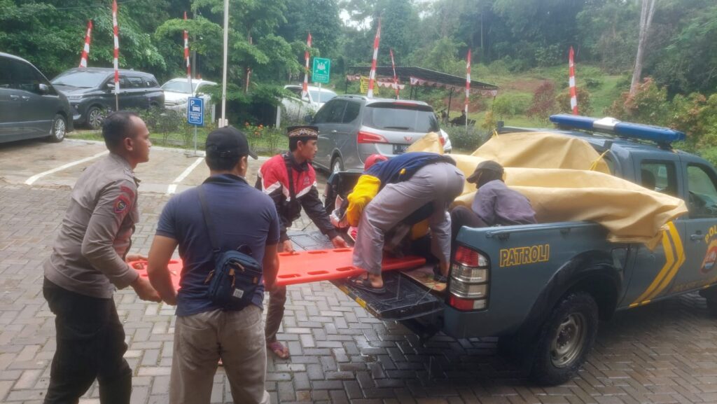 Kapolsek Carita Bersama Personel Lakukan Pengecekan dan Evakuasi Korban Tenggelam di Curug Leuwi Putih 1 WhatsApp Image 2023 12 01 at 14.47.54 1