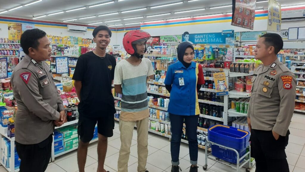 Polsek Carita Laksanakan Patroli KRYD Untuk Beri Rasa Aman Bagi Masyarakat Sekitar 7 WhatsApp Image 2023 12 05 at 09.49.32