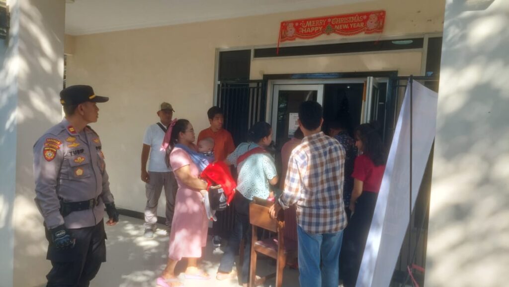 Polsek Carita Amankan Ibadah Rutin di Rumah Ibadah Pantekosta Rahmat 1 WhatsApp Image 2023 12 16 at 16.48.47