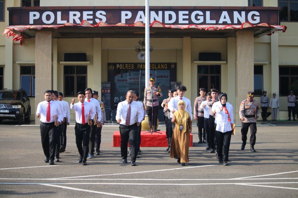 Polres Pandeglang Gelar Upacara Hari Kesadaran Nasional dan Berikan Penghargaan kepada Personel Berprestasi 7 WhatsApp Image 2023 12 18 at 08.18.28