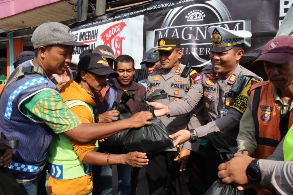 Kapolres Pandeglang Bagikan Bantuan Sosial di Pasar Badak 5 WhatsApp Image 2023 12 19 at 15.28.58