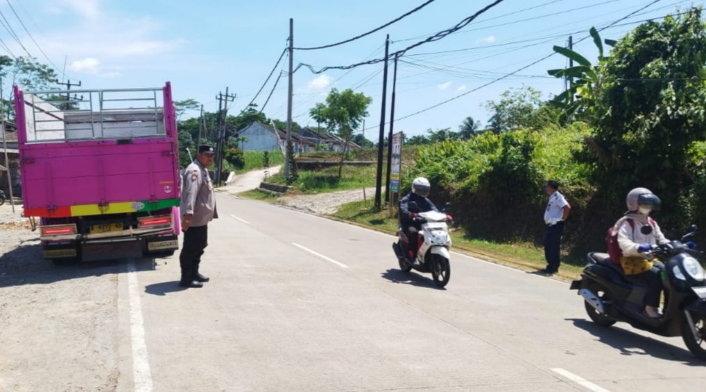Polsek Bojong Gelar Strong Point Untuk Keamanan dan Kelancaran Lalulintas 10 WhatsApp Image 2023 12 23 at 08.50.55