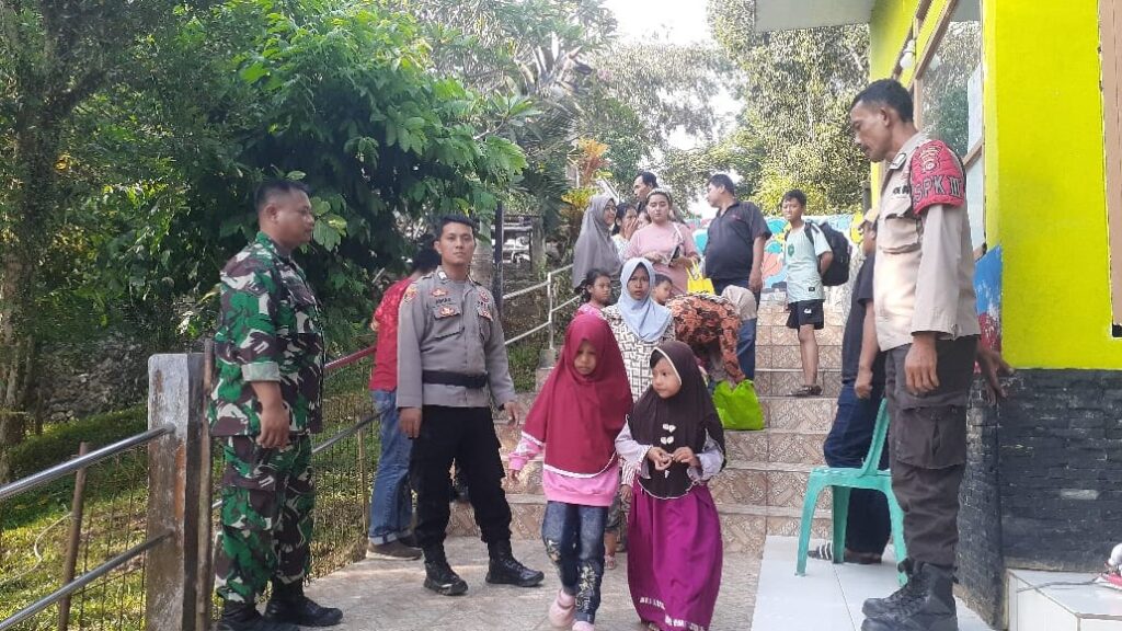 Polsek Banjar Gelar Pengamanan di Wisata Kolam Pemandian Air Panas Cisolong Menyambut Natal dan Tahun Baru 8 WhatsApp Image 2023 12 23 at 18.41.16