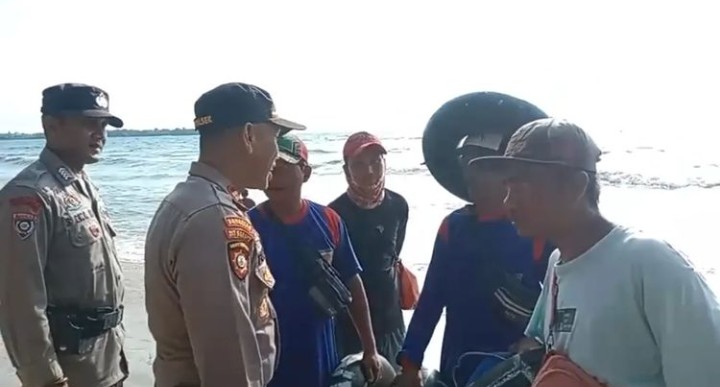 Kapolsek Carita dan Anggota Gelar Patroli Dialogis, Himbau Warga dan Wisatawan Terapkan Kamtibmas dan Protokol Kesehatan di Pantai Sambolo Carita 3 WhatsApp Image 2023 12 24 at 11.40.23