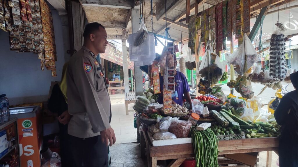 Bhabinkamtibmas Polsek Cibaliung Pastikan Keamanan dan Ketertiban di Pasar Tradisional menjelang Natal dan Tahun Baru 2024 2 WhatsApp Image 2023 12 24 at 12.07.30
