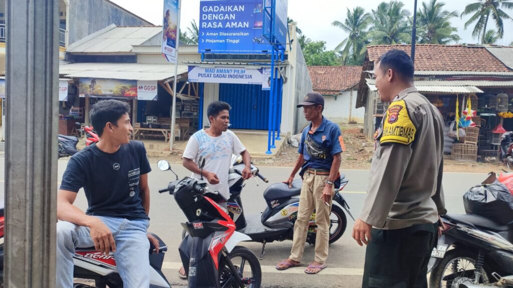 Polsek Cibaliung Gelar Patroli Dialogis dan Sambang Pangkalan Ojek dalam Operasi Lilin Maung 2023 3 WhatsApp Image 2023 12 24 at 12.12.09