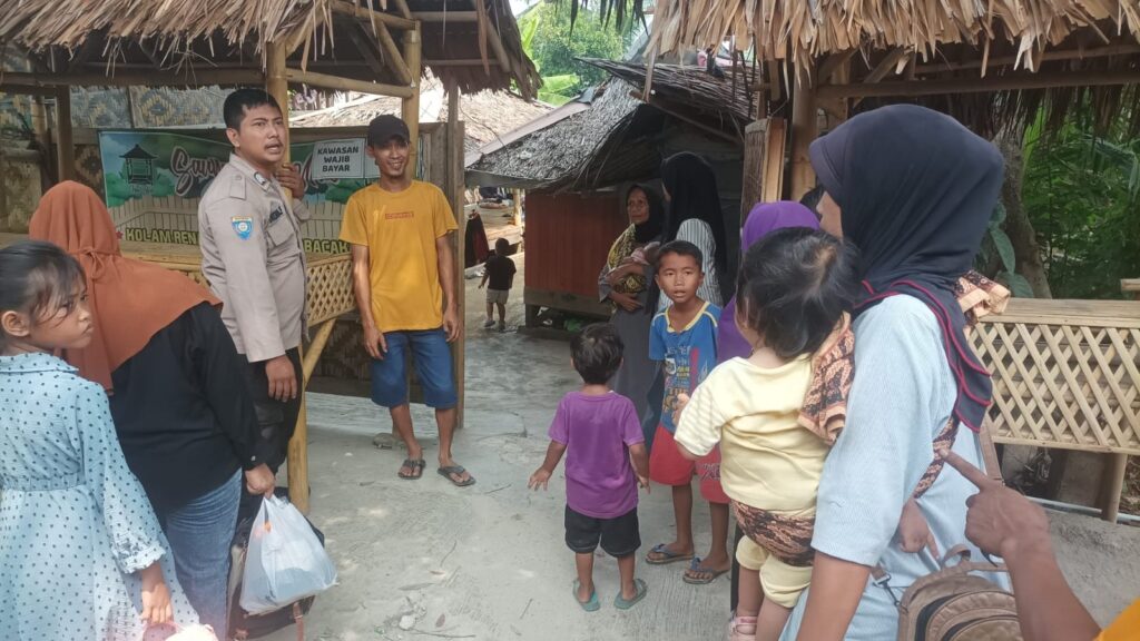Polsek Cikedal Lakukan Patroli Mobile dan Sambang Door to Door untuk Menjaga Ketertiban dan Keamanan Dalam Operasi Lilin Maung 2023 4 WhatsApp Image 2023 12 24 at 12.19.38