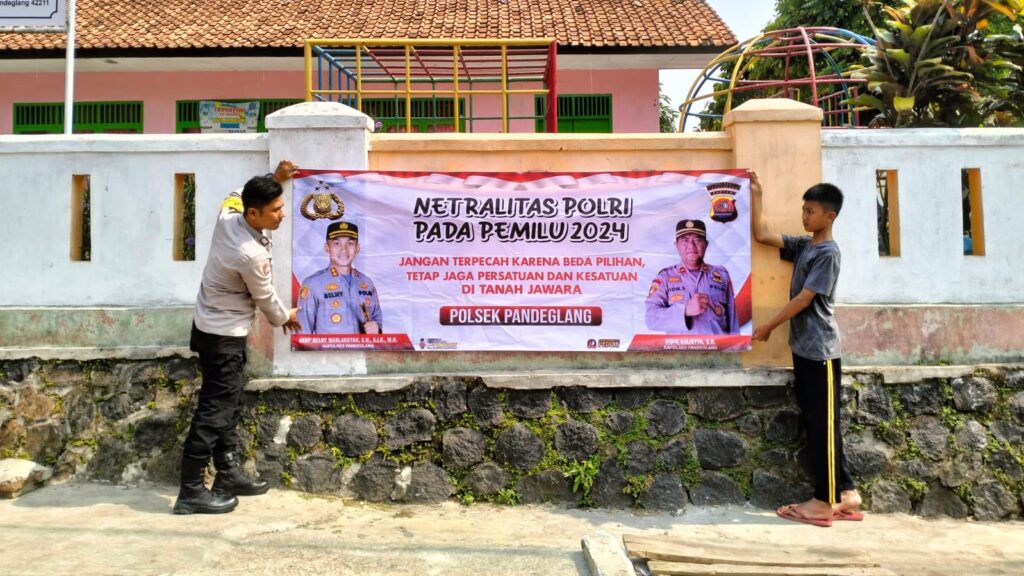 Bhabinkamtibmas Polsek Pandeglang Ajak Masyarakat Sukseskan Pemilu 2024 dan Jaga Persatuan 4 WhatsApp Image 2023 12 24 at 12.41.02