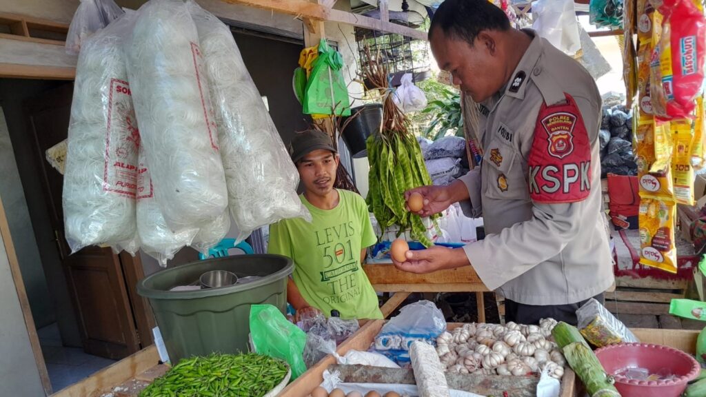 Polsek Menes Turun Tangan Pantau Harga dan Stok Bahan Kebutuhan Pokok di Pasar Menes 7 WhatsApp Image 2023 12 25 at 07.18.39
