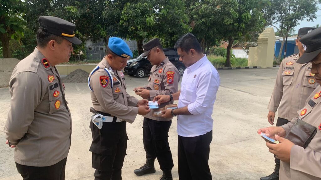 Kapolsek Cikedal Lakukan Pemeriksaan Kelengkapan Personil Pasca Apel Operasi Lilin Maung 2023 8 WhatsApp Image 2023 12 25 at 09.40.35