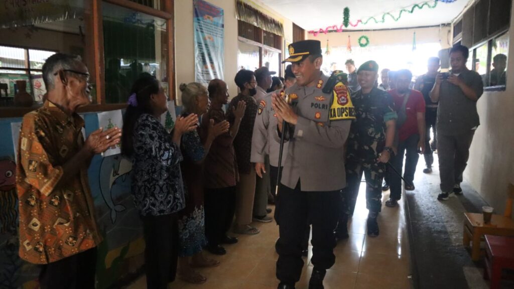 Patroli Bersama Ops Lilin Maung 2023 : Kapolres Pandeglang dan Forkopimda Pastikan Ibadah Natal Berjalan Lancar 1 WhatsApp Image 2023 12 25 at 11.16.32