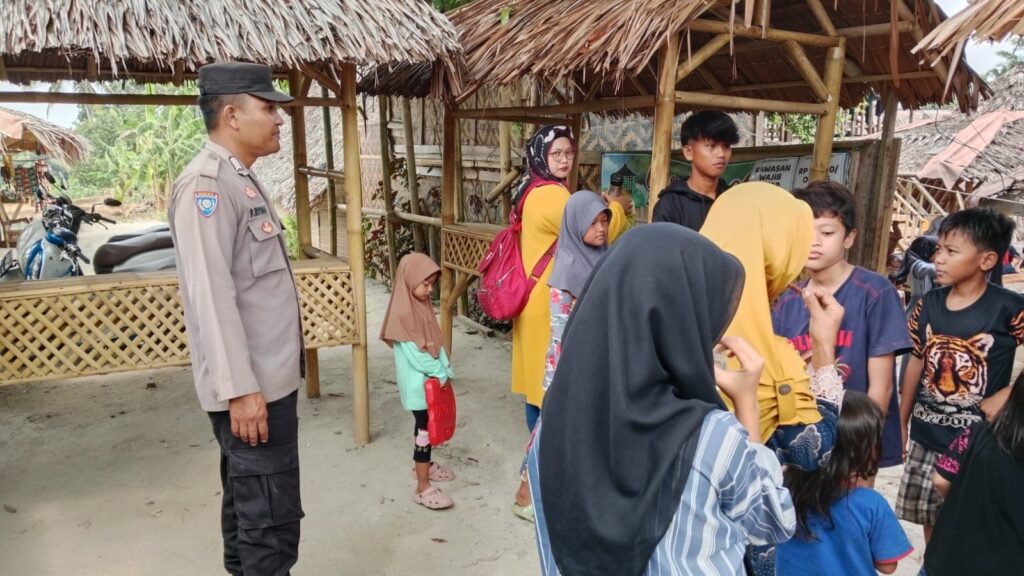 Bhabinkamtibmas Polsek Cikedal Himbau Pengunjung di Obyek Wisata Kolam Renang Ibu Ende 2 WhatsApp Image 2023 12 25 at 11.38.50