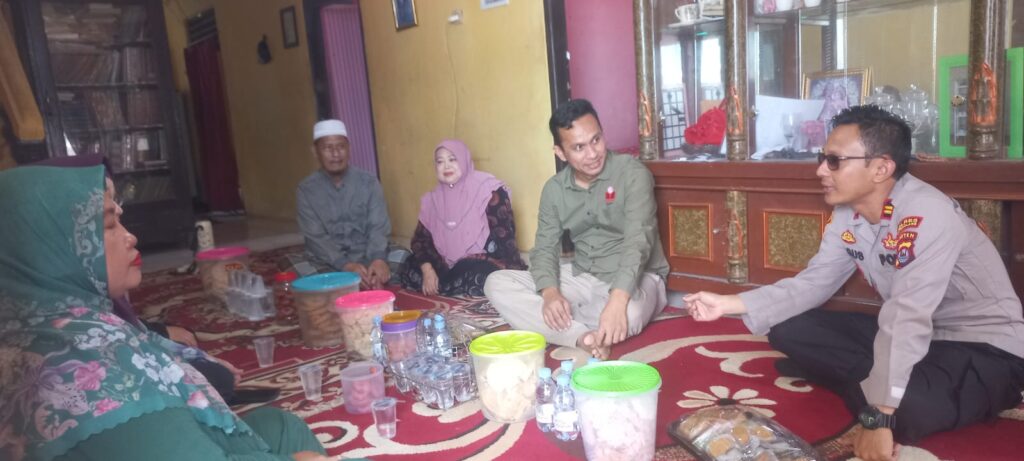 Kapolsek Saketi Beri Semangat kepada Korban Kebakaran di Pondok Pesantren Thoriqotul Huda 10 WhatsApp Image 2023 12 29 at 14.56.34
