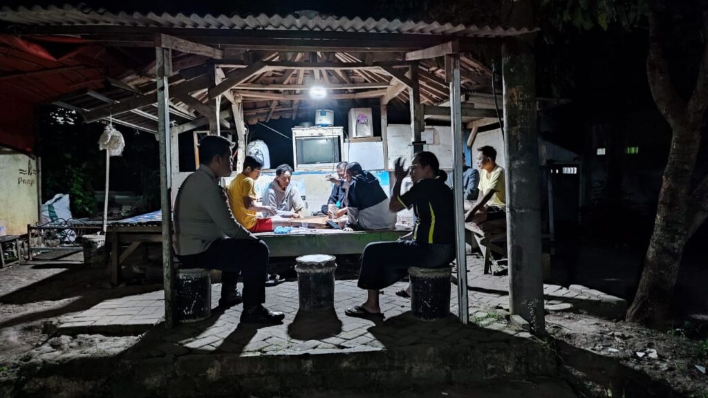 Bhabinkamtibmas Polsek Pandeglang Sambangi Ketua RW dan Ajak Warga Jaga Kamtibmas 2 WhatsApp Image 2023 12 29 at 15.01.10
