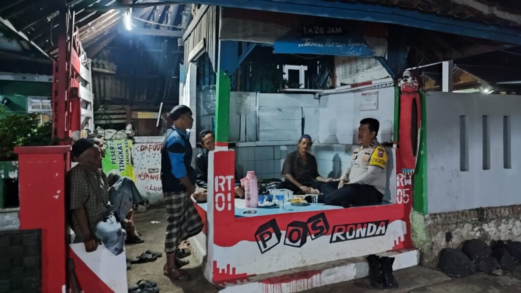 Bhabinkamtibmas Polsek Pandeglang Sambangi Ketua RW untuk Tingkatkan Kamtibmas 5 WhatsApp Image 2023 12 29 at 15.06.38