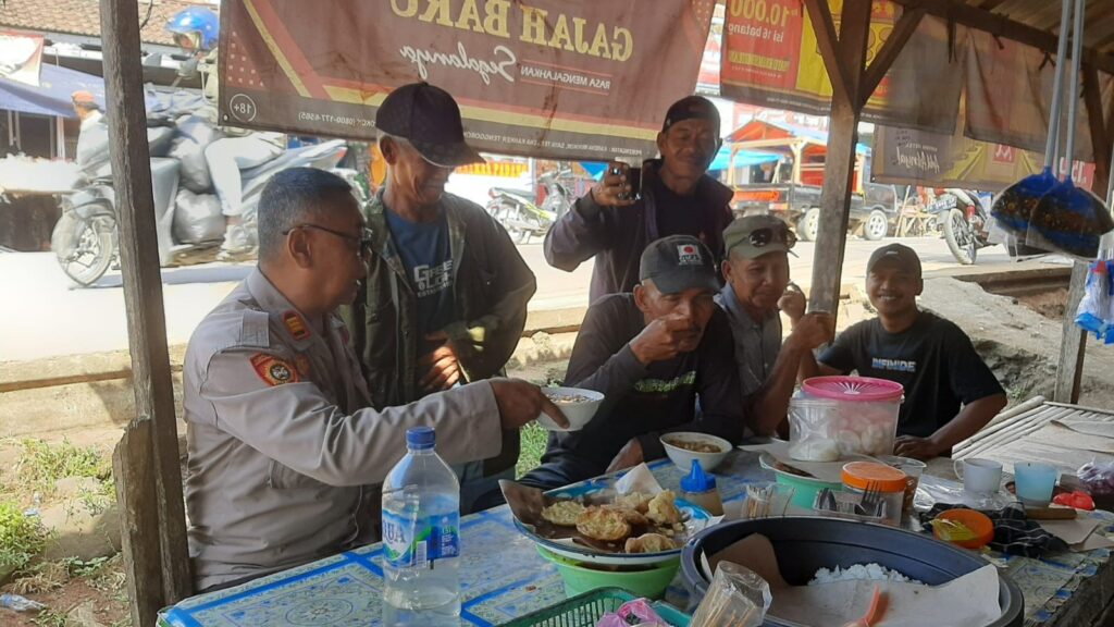 Kapolsek Bojong Gelar Giat Jumat Curhat Bersama Tukang Ojeg untuk Meningkatkan Kedekatan dengan Masyarakat 6 WhatsApp Image 2023 12 29 at 15.09.29