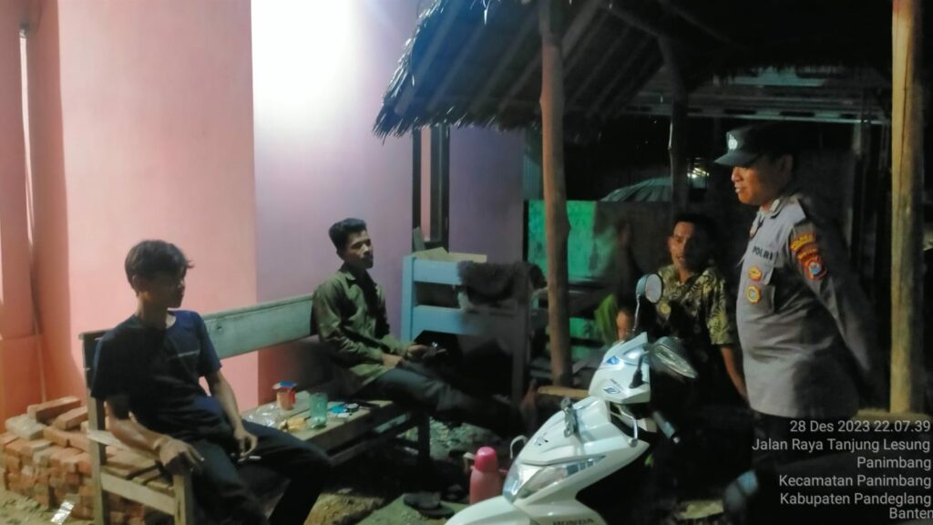 Polsek Panimbang Gelar Patroli Malam dan Sambang Dialogis Untuk Ciptakan Kamtibmas yang Aman 8 WhatsApp Image 2023 12 29 at 15.13.52