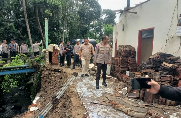 Kapolres Pandeglang Salurkan Bantuan Sembako dan Perlengkapan Tidur Korban Bencana Alam di Kadu Walang 1 IMG 20240423 190159