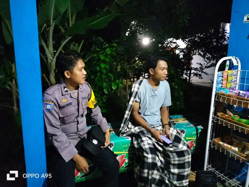 Bhabinkamtibmas Polsek Pagelaran Berperan Aktif dalam Patroli Malam Dialogis untuk Meningkatkan Keamanan di Desa Binaan selama Libur Lebaran Idul Fitri 1445 H 8 WhatsApp Image 2024 04 11 at 04.39.32