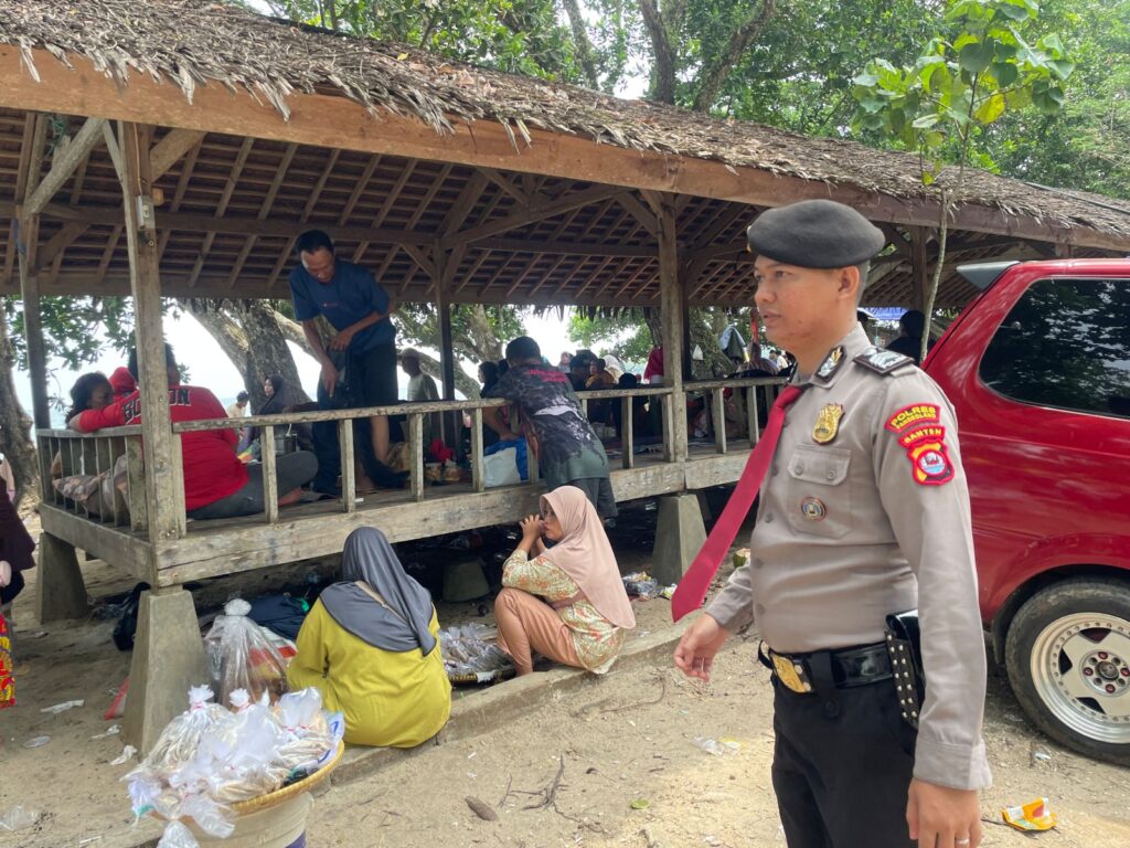 Satpamobvit Polres Pandeglang Menggelar Patroli Wisata dalam Operasi Ketupat Maung 2024 di Pantai Sambolo 7 WhatsApp Image 2024 04 11 at 16.30.35