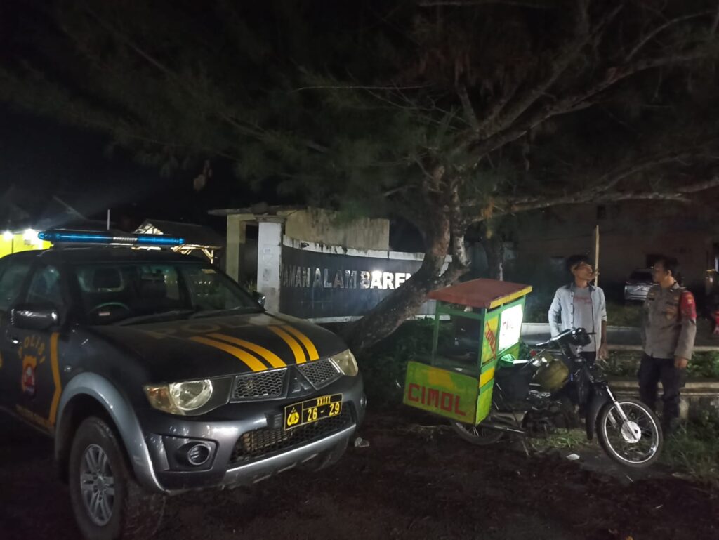 Polsek Carita Polres Pandeglang Melakukan Patroli Mobile untuk Memantau Kondisi Rumah Kosong selama Mudik Lebaran 2024 5 WhatsApp Image 2024 04 12 at 05.56.19
