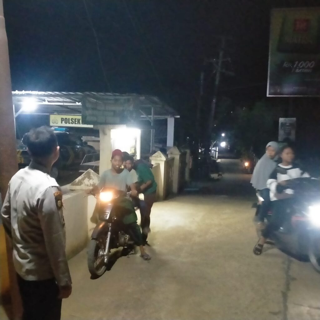 Polsek Bojong Polres Pandeglang Melaksanakan Patroli Malam untuk Antisipasi Tindak Pidana 3C 6 WhatsApp Image 2024 04 12 at 08.40.22