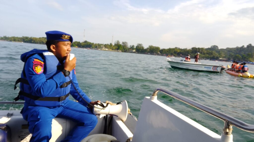 Patroli Satpolair Polres Pandeglang di Pantai Carita untuk Menjaga Keamanan dan Ketertiban Selama Liburan 4 WhatsApp Image 2024 04 14 at 12.35.12