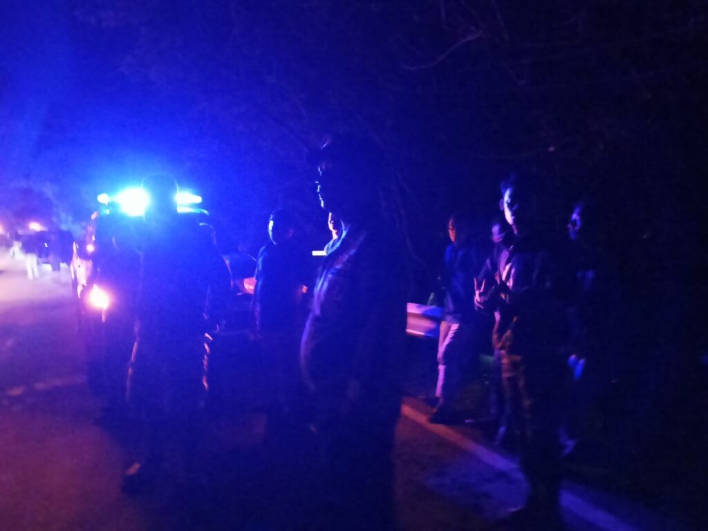 Polsek Bojong Polres Pandeglang Menggelar Blue Light Patroli demi Keamanan Wilayah 2 WhatsApp Image 2024 04 15 at 10.30.02