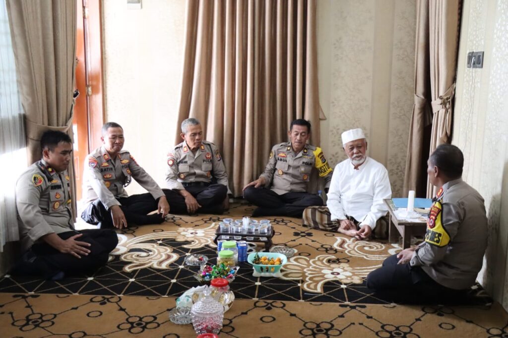 Kapolres Pandeglang Gelar Halal Bi Halal di Kediaman KH. Abuya Murtadho untuk Perkuat Sinergitas dengan Tokoh Agama 10 WhatsApp Image 2024 04 16 at 13.21.53 1