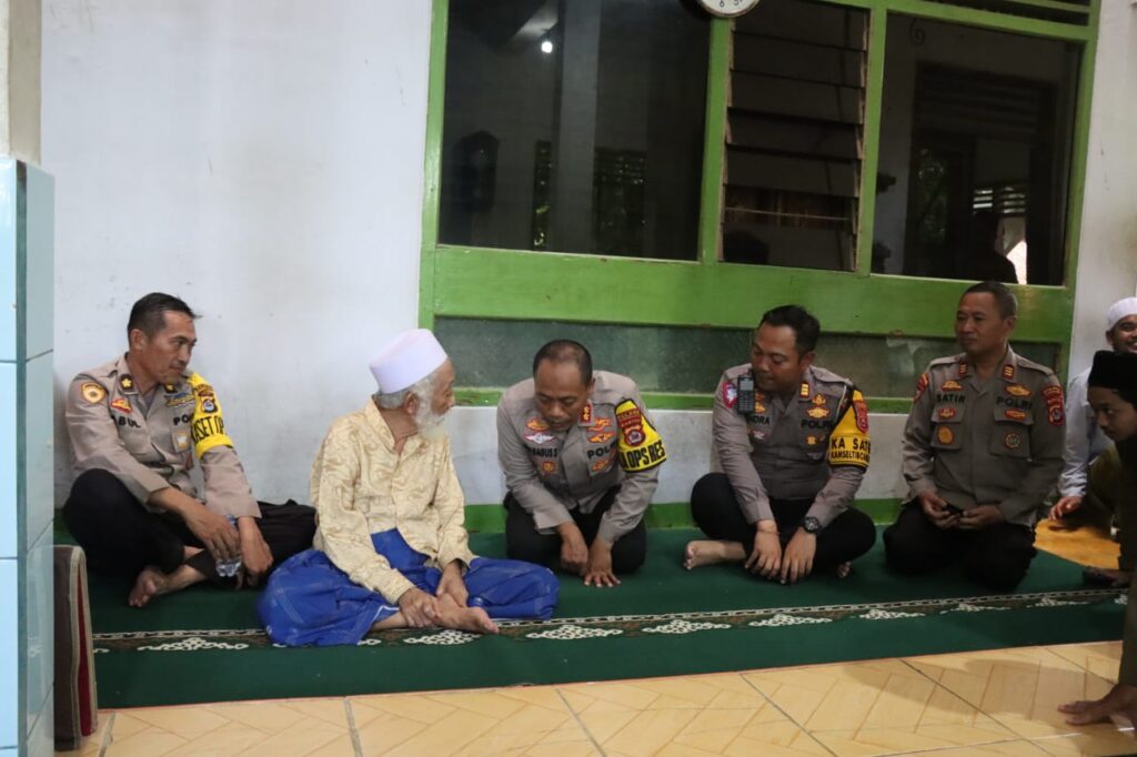 Kunjungan Halal Bi Halal dan Sholat Berjamaah Polres Pandeglang ke Kediaman KH. Abuya Muhtadi 9 WhatsApp Image 2024 04 16 at 13.22.44