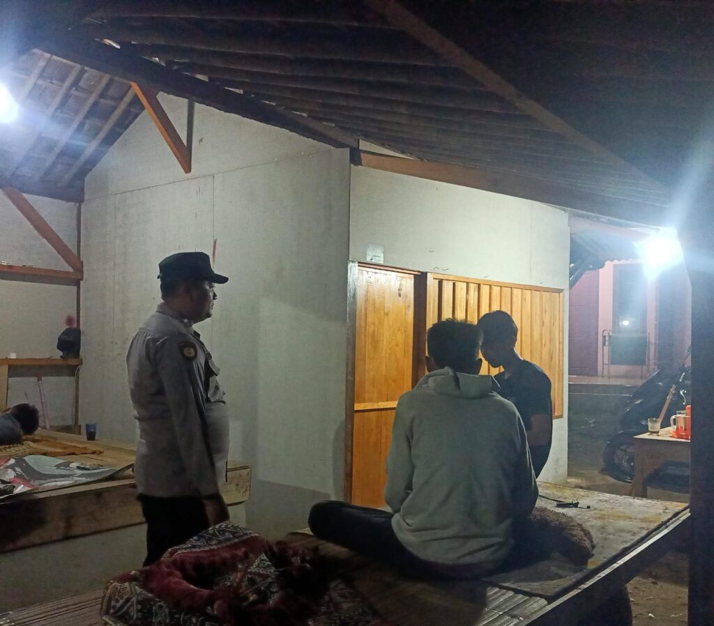 Personil Polsek Bojong Polres Pandeglang Melaksanakan Patroli Malam untuk Keamanan Wilayah 1 WhatsApp Image 2024 04 16 at 13.24.55