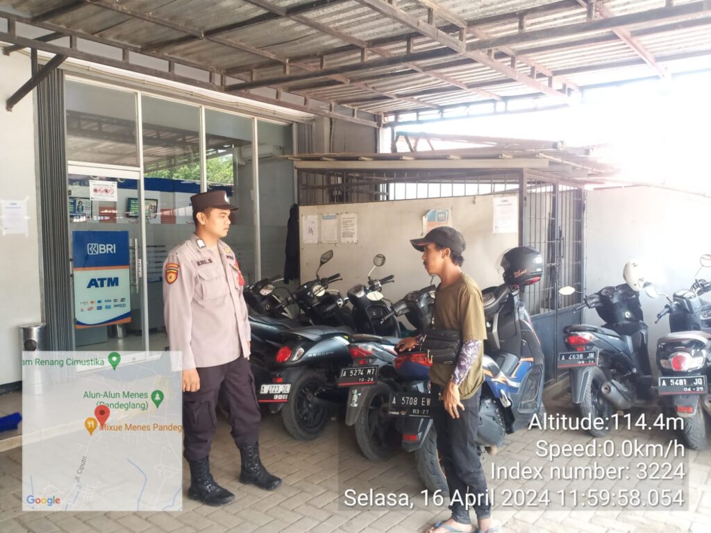 Polsek Menes Sambangi Petugas Parkir di Bank BRI Purwaraja 1 WhatsApp Image 2024 04 16 at 17.24.43