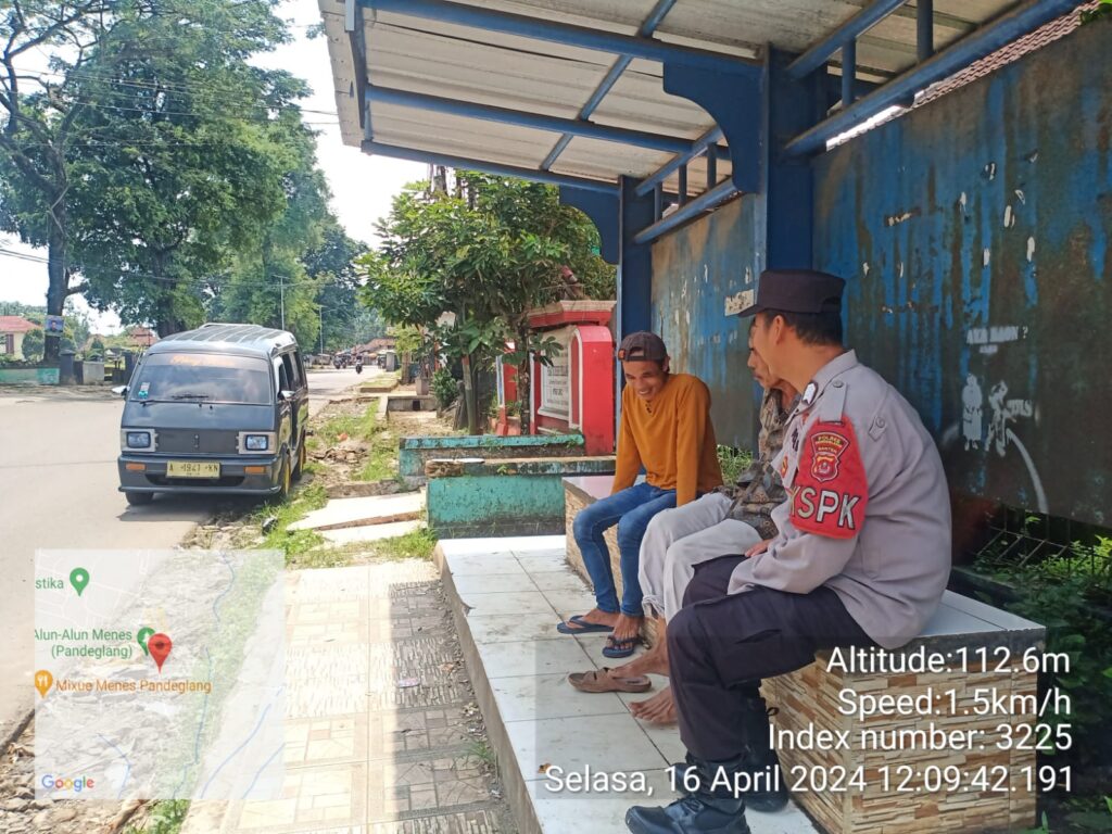 Polsek Menes Polres Pandeglang Berikan Penyuluhan kepada Supir Angkutan Umum di Alun-alun Kecamatan Menes 2 WhatsApp Image 2024 04 16 at 17.26.03
