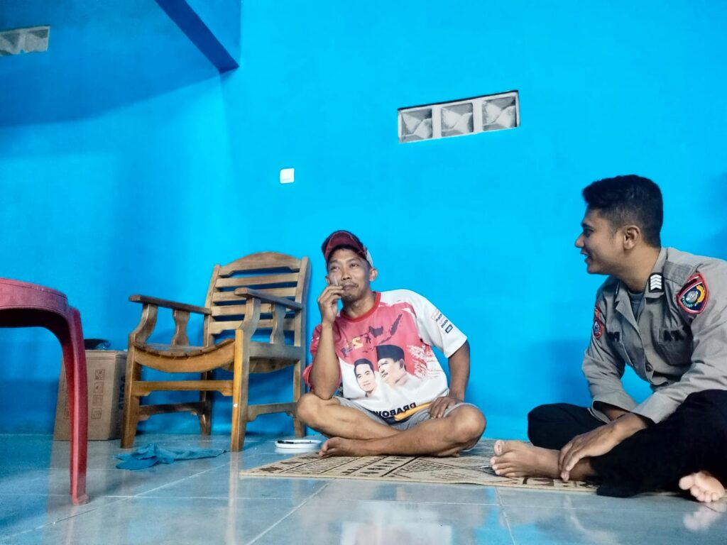 Bhabinkamtibmas Polsek Pandeglang Sambang Silaturahmi ke Warga dan Himbau Selalu Jaga Kamtibmas 3 WhatsApp Image 2024 04 16 at 20.36.03