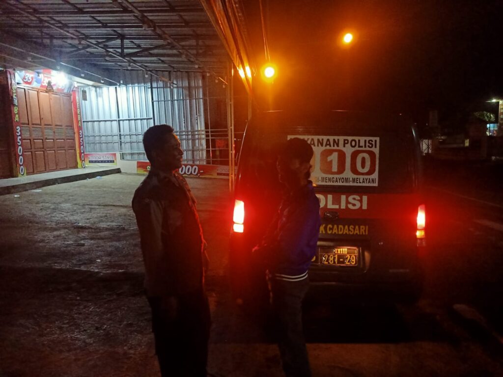 Aipda Dori Erikson, Kanit Binmas Polsek Cadasari, Melaksanakan Patroli Rutin Malam Hari 7 WhatsApp Image 2024 04 17 at 00.50.32