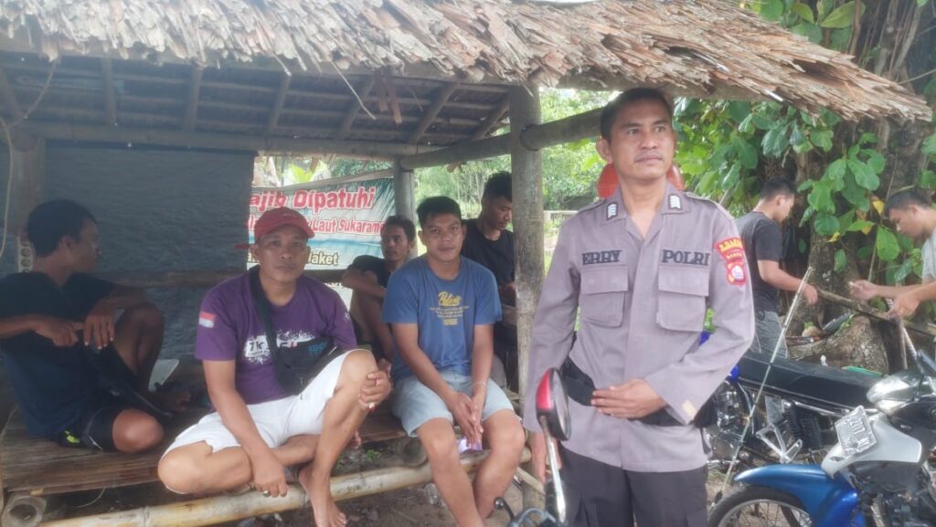 Personil Polsek Carita Lakukan Patroli dan Himbauan di Pantai 8 WhatsApp Image 2024 04 17 at 07.57.47