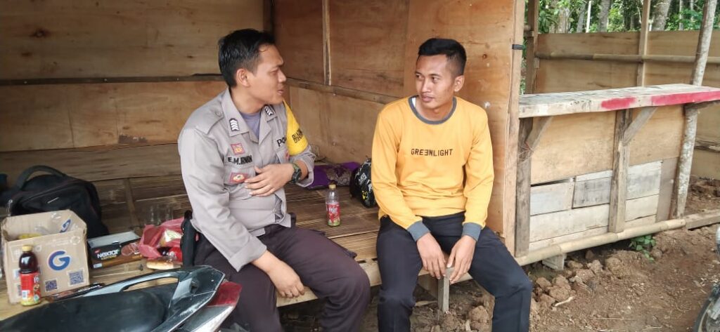 Bhabinkamtibmas Polsek Cadasari Pererat Hubungan dengan Warga Desa Tegalongok 3 WhatsApp Image 2024 04 20 at 13.52.22