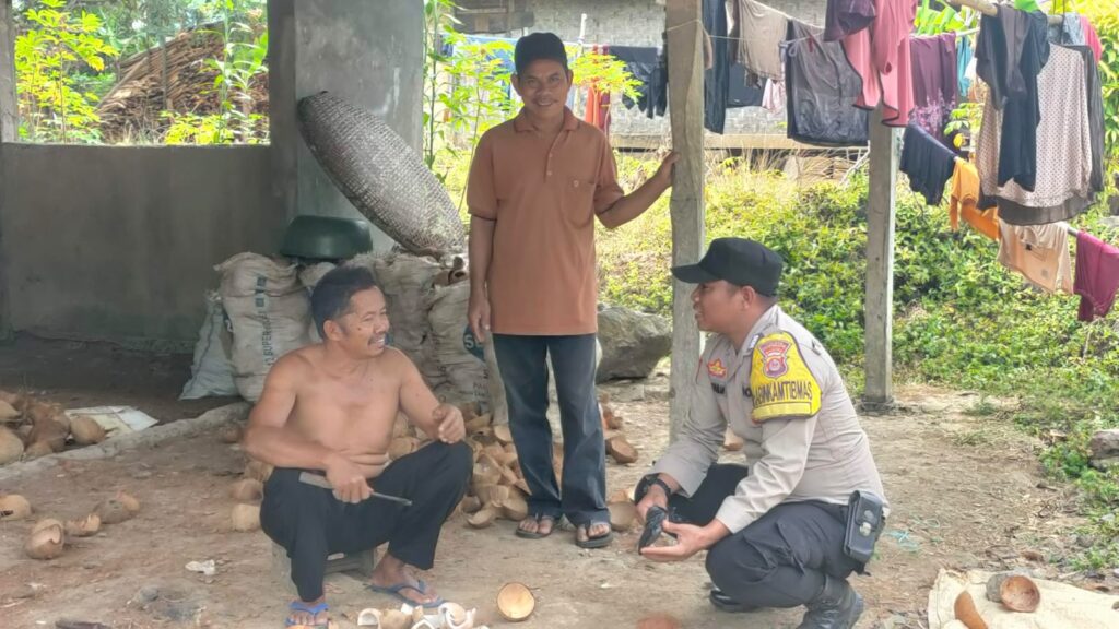 Polsek Munjul Terus Lakukan Sambang Masyarakat untuk Jaga Kondusifitas Sitkamtibmas 4 WhatsApp Image 2024 04 20 at 20.24.42