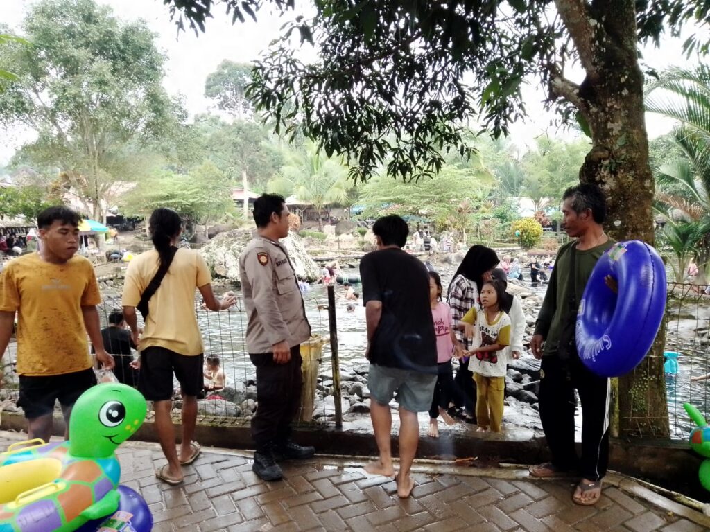Polsek Pulosari Tingkatkan Kegiatan Sambang untuk Meningkatkan Keamanan dan Ketertiban Masyarakat 5 WhatsApp Image 2024 04 21 at 00.31.03