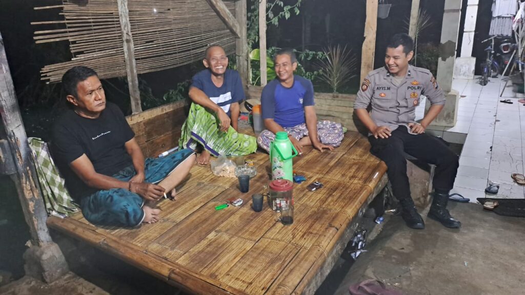 Polsek Cadasari Intensifkan Patroli Malam untuk Menjaga Keamanan dan Ketertiban Masyarakat 6 WhatsApp Image 2024 04 21 at 07.44.22